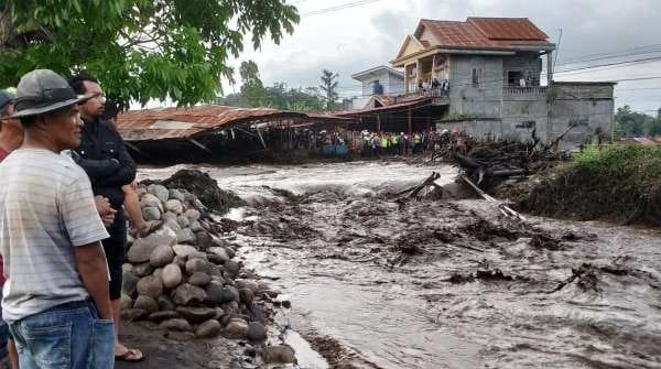 Jalan Lintas Bukittinggi-Padang Putus Akibat Terjangan Lahar Dingin Marapi 1 Warga melihat kondisi pascabanjir lahar dingin Gunung Marapi menerjang Nagari Bukik Batabuah, Kecamatan Canduang, Agam, Sumatera Barat, Jumat (5/4/2024).