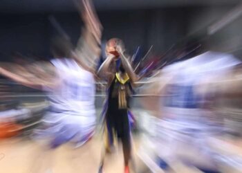 Pebasket Prawira Harum Bandung James Gist (tengah) memasukkan bola ke keranjang yang dihadang pebasket Hong Kong Eastern Basketball dalam kualifikasi putaran kedua FIBA BCL Asia 2024 di Britama Arena, Jakarta, Selasa (23/4/2024).