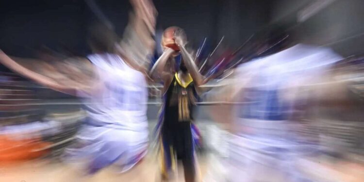Pebasket Prawira Harum Bandung James Gist (tengah) memasukkan bola ke keranjang yang dihadang pebasket Hong Kong Eastern Basketball dalam kualifikasi putaran kedua FIBA BCL Asia 2024 di Britama Arena, Jakarta, Selasa (23/4/2024).