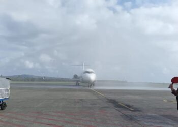 Penerbangan perdana maskapai TransNusa rute Manado-Ambon tiba di Bandara Pattimura Ambon, ditandai dengan penyambutan tradisi "water salute', Jumat (5/4/2024).