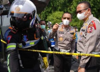 Kakorlantas Polri, Irjen Pol. Aan Suhanan dan Kabagops Korlantas Polri, Kombes Pol. Eddy Djunaedi, meninjau lokasi kecelakaan di KM 58 Tol Jakarta-Cikampek, Senin (8/4/2024).
