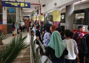 Penumpang di Stasiun Kereta Api Medan.