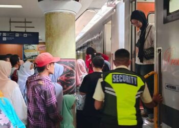 Penumpang di Stasiun Kereta Api Medan.