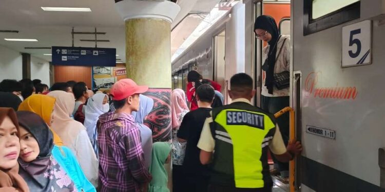 KAI Sumut Angkut 187.584 Penumpang Selama Libur Lebaran 1 Penumpang di Stasiun Kereta Api Medan.
