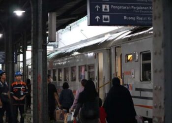 Penumpang di Stasiun Kereta Api Medan.