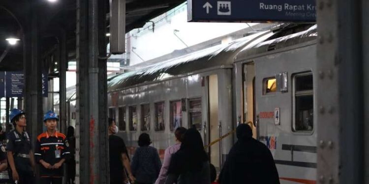 H-2 Puncak Arus Mudik, KAI Sumut Berangkatkan 10.155 Penumpang 1 Penumpang di Stasiun Kereta Api Medan.