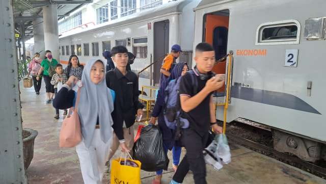 H+2 Lebaran, Penumpang Kereta Api di Sumut Capai 10.500 Orang 1 Penumpang kereta api.