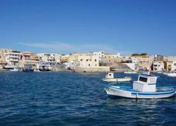 Pemandangan pesisir Pulau Lampedusa paling selatan di Italia.