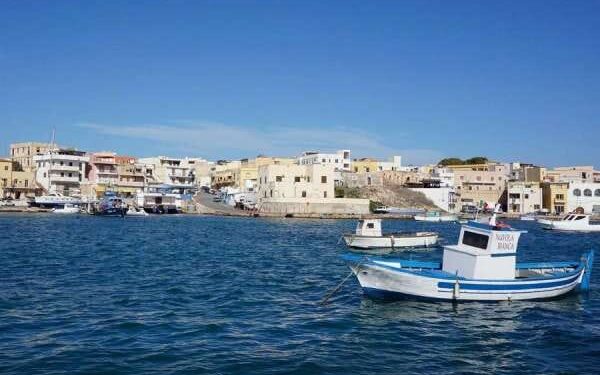 Dalam 24 Jam, 1.100 Migran Diselamatkan di Lepas Pantai Italia 1 Pemandangan pesisir Pulau Lampedusa paling selatan di Italia.