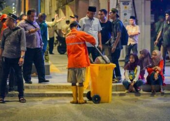 Petugas kebersihan Kota Medan di Malam Takbiran 1445 H.