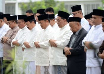 Pj  Gubernur Sumut, Hassanudin, bersama sejumlah pimpinan OPD Pemprov Sumut dan tokoh masyarakat Salat Idulfitri 1445 H, di Halaman Rumah Dinas Gubernur Sumut, Rabu (10/4/2024).