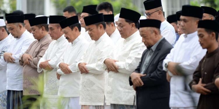 Bersama Ribuan Warga, Pj Gubernur Sumut Salat Id di Halaman Rumah Dinas 1 Pj Gubernur Sumut, Hassanudin, bersama sejumlah pimpinan OPD Pemprov Sumut dan tokoh masyarakat Salat Idulfitri 1445 H, di Halaman Rumah Dinas Gubernur Sumut, Rabu (10/4/2024).