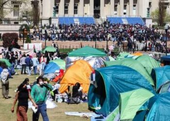 Para pengunjuk rasa pro-Palestina berkumpul dan berkemah di dalam kampus Columbia University di New York, 22 April 2024.