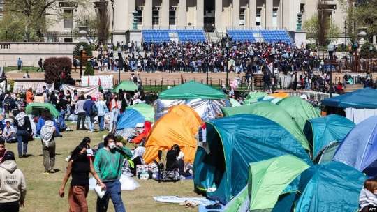 Pascapenangkapan Massal, Protes Pro-Palestina Melanda Kampus-kampus AS 1 Para pengunjuk rasa pro-Palestina berkumpul dan berkemah di dalam kampus Columbia University di New York, 22 April 2024.