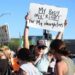 Ratusan Orang di Arizona Protes Pemberlakuan Kembali Larangan Aborsi 1864 2 Ratusan warga turun ke jalan memprotes pemberlakuan kembali larangan aborsi di Scottsdale, Arizona, Amerika Serikat.