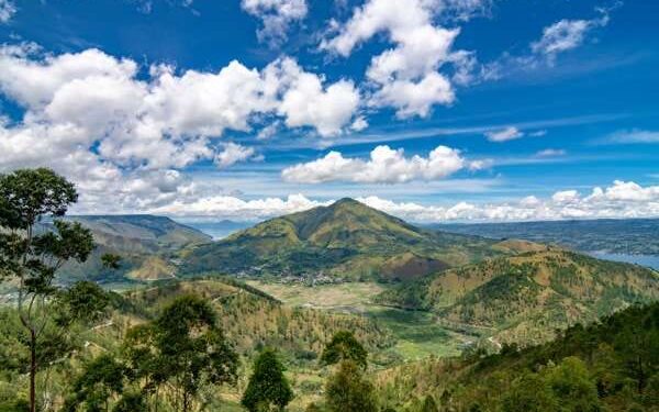 Ingin Melihat Panorama Danau Toba? Kunjungi 7 Spot Cantik Ini 1 Puncak Gunung Pusuk Buhit.