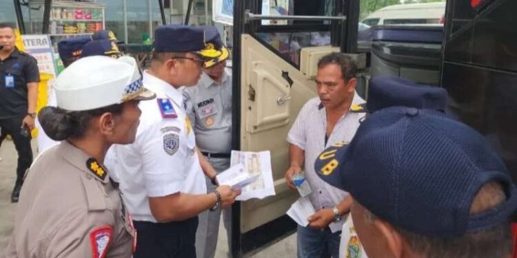 Pastikan Laik Jalan, Dishub Sumut Ramp Check Angkutan Lebaran 1 Ramp check angkutan Lebaran.