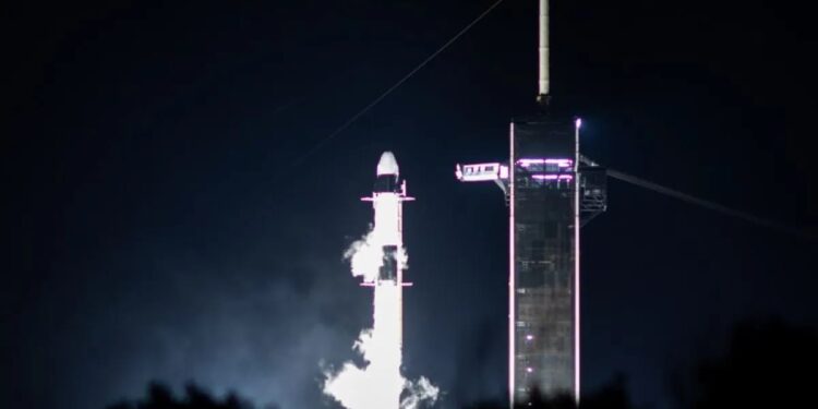 23 Satelit Internet Starlink Kembali Diluncurkan ke Luar Angkasa 1 Roket SpaceX Falcon 9 dan pesawat ruang angkasa Dragon di Kennedy Space Center NASA di Florida, Amerika Serikat.
