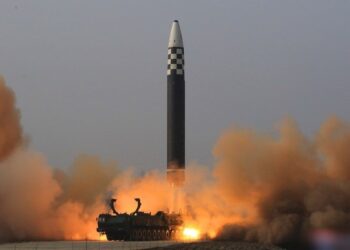 Uji coba peluncuran rudal balistik antarbenua (ICBM) Hwasongpho-17 milik Korea Utara.
