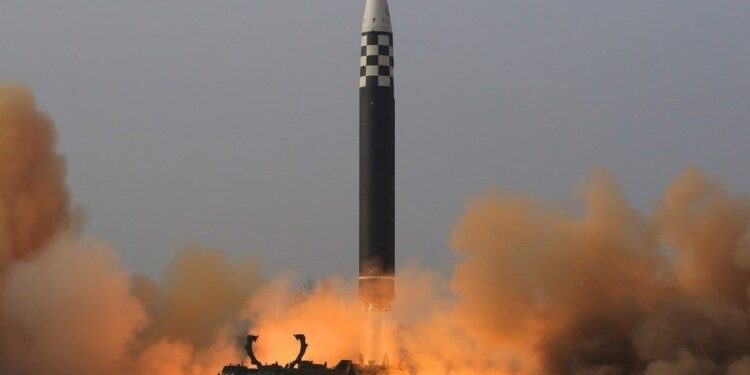 Uji coba peluncuran rudal balistik antarbenua (ICBM) Hwasongpho-17 milik Korea Utara.