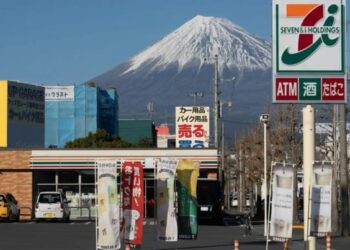 Spot foto Gunung Fuji di depan minimarket.