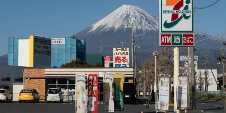 Spot foto Gunung Fuji di depan minimarket.