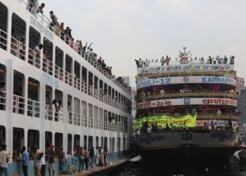 Kapal feri yang dipenuhi masyarakat yang pulang kampung terlihat di Terminal Peluncuran Sadarghat di Dhaka, Bangladesh, 8 April 2024.