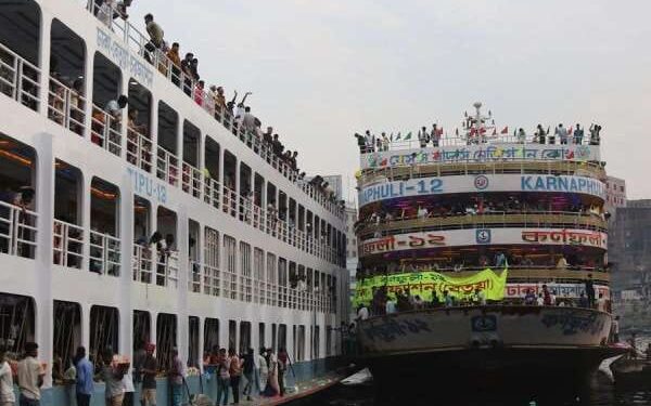 Jelang Idulfitri pada Kamis, Arus Mudik di Bangladesh Terus Berlanjut 1 Kapal feri yang dipenuhi masyarakat yang pulang kampung terlihat di Terminal Peluncuran Sadarghat di Dhaka, Bangladesh, 8 April 2024.
