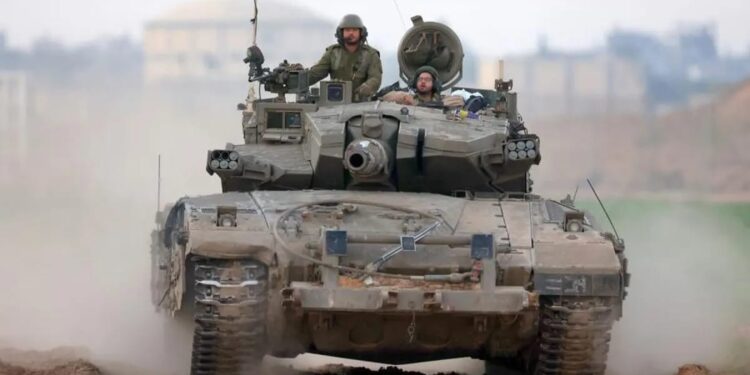 Media Israel Sebut IDF Bersiap Perang Daratan Rafah Segera 1 Tentara Israel terlihat di dekat perbatasan Jalur Gaza di Israel selatan pada 6 Januari 2024.