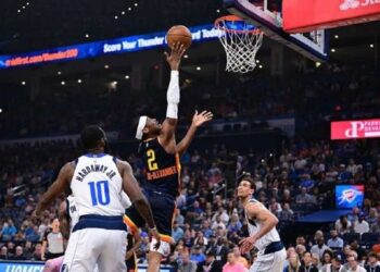 Pemain Oklahoma City Thunder Shai Gilgeous-Alexander melakukan layup saat melawan Dallas Mavericks di pertandingan terakhir musim reguler NBA 2023-2024, di Paycom Center Oklahoma City, Oklahoma.