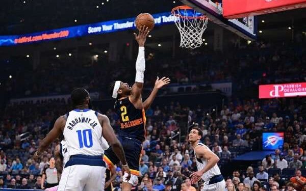 Pemain Oklahoma City Thunder Shai Gilgeous-Alexander melakukan layup saat melawan Dallas Mavericks di pertandingan terakhir musim reguler NBA 2023-2024, di Paycom Center Oklahoma City, Oklahoma.