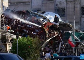Tim penyelamat bekerja di gedung konsulat Iran yang hancur di Damaskus, Suriah, pada 1 April 2024.