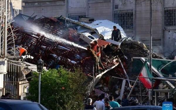 Bahas Serangan Israel, Menlu Iran Kunjungi Suriah 1 Tim penyelamat bekerja di gedung konsulat Iran yang hancur di Damaskus, Suriah, pada 1 April 2024.