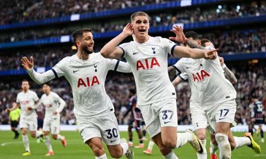 Spurs Naik ke Posisi Empat, Liverpool Gagal Geser Arsenal 1 Para pemain Tottenham Hotspur, pada laga kontra Nottingham Forest.