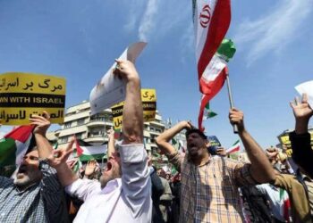 Para pengunjuk rasa menghadiri rapat umum di Teheran, Iran, 19 April 2024.