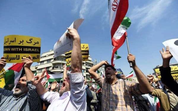 Para pengunjuk rasa menghadiri rapat umum di Teheran, Iran, 19 April 2024.