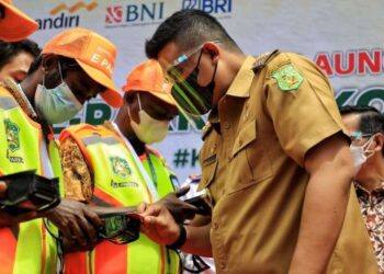 Wali Kota Medan, Bobby Nasution, saat meninjau penerapan e-parking.