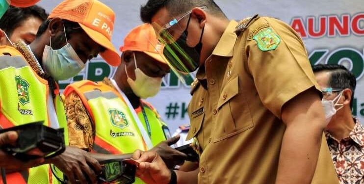 Catat! Lokasi Tidak Terapkan E-Parking di Medan Gratis Parkir 1 Wali Kota Medan, Bobby Nasution, saat meninjau penerapan e-parking.