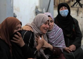 Orang-orang berduka atas kerabat mereka di kota Rafah di Jalur Gaza selatan, 21 April 2024.