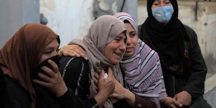 Gencatan Senjata di Gaza, Hamas Pertimbangkan Pelepasan 33 Sandera Israel 1 Orang-orang berduka atas kerabat mereka di kota Rafah di Jalur Gaza selatan, 21 April 2024.