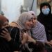 Orang-orang berduka atas kerabat mereka di kota Rafah di Jalur Gaza selatan, 21 April 2024.