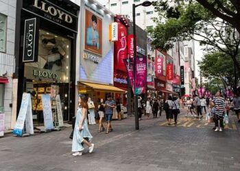 Orang-orang berjalan di jalan di Seoul, ibu kota Korea Selatan.