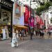 Rekor Tertinggi, Jumlah Pemilih Pemungutan Suara Awal di Korsel Capai 31,28% 2 Orang-orang berjalan di jalan di Seoul, ibu kota Korea Selatan.