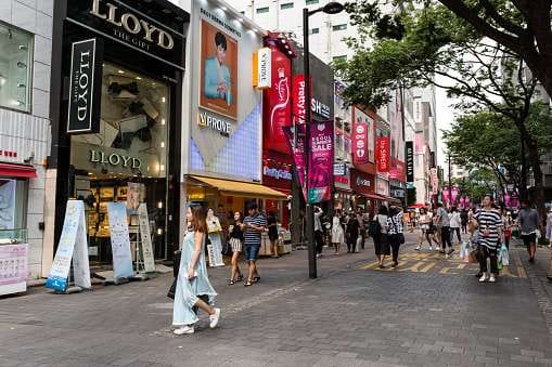 Rekor Tertinggi, Jumlah Pemilih Pemungutan Suara Awal di Korsel Capai 31,28% 1 Orang-orang berjalan di jalan di Seoul, ibu kota Korea Selatan.