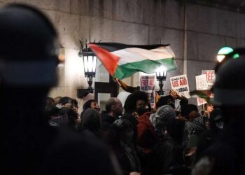 Polisi mengawal massa yang berpartisipasi dalam aksi unjuk rasa pro Palestina di luar Universitas Columbia di New York, Amerika Serikat, Selasa (23/4/2024).