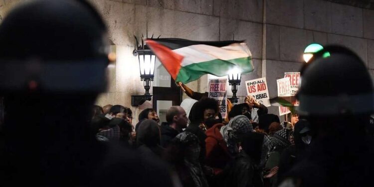 Polisi mengawal massa yang berpartisipasi dalam aksi unjuk rasa pro Palestina di luar Universitas Columbia di New York, Amerika Serikat, Selasa (23/4/2024).