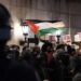 Meski Hadapi Skorsing, Mahasiswa AS Pro Palestina Masuki Gedung Kampus 2 Polisi mengawal massa yang berpartisipasi dalam aksi unjuk rasa pro Palestina di luar Universitas Columbia di New York, Amerika Serikat, Selasa (23/4/2024).