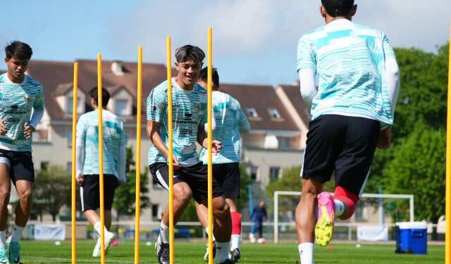 Gabung Bersama Garuda Muda, Dewangga Berharap Indonesia Menang 1 Alfeandra Dewangga berlatih bersama tim setelah tiba di Prancis.