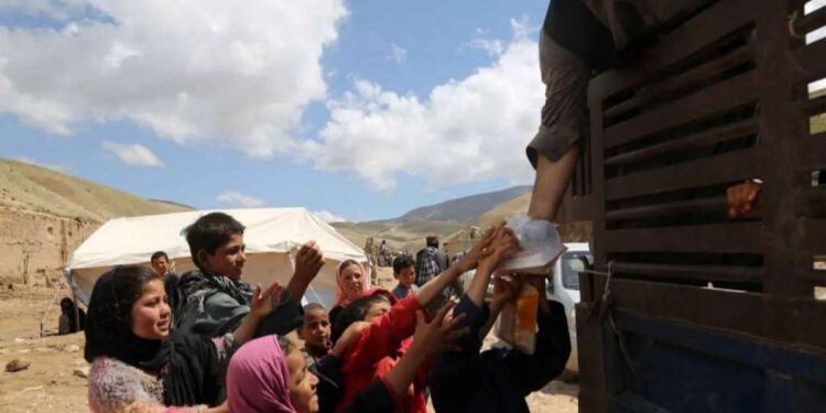 40.000 Anak di Afghanistan Kehilangan Tempat Tinggal akibat Banjir 1 Anak-anak berkerumun di samping kendaraan yang memuat bantuan banjir di Distrik Borka, Provinsi Baghlan, Afghanistan, pada 12 Mei 2024.
