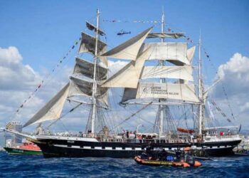 Api Olimpiade Paris 2024 tiba di Pelabuhan Tua Marseille yang terkenal di tengah pancaran cahaya matahari terbenam pada Rabu (8/5/2024) malam waktu setempat.